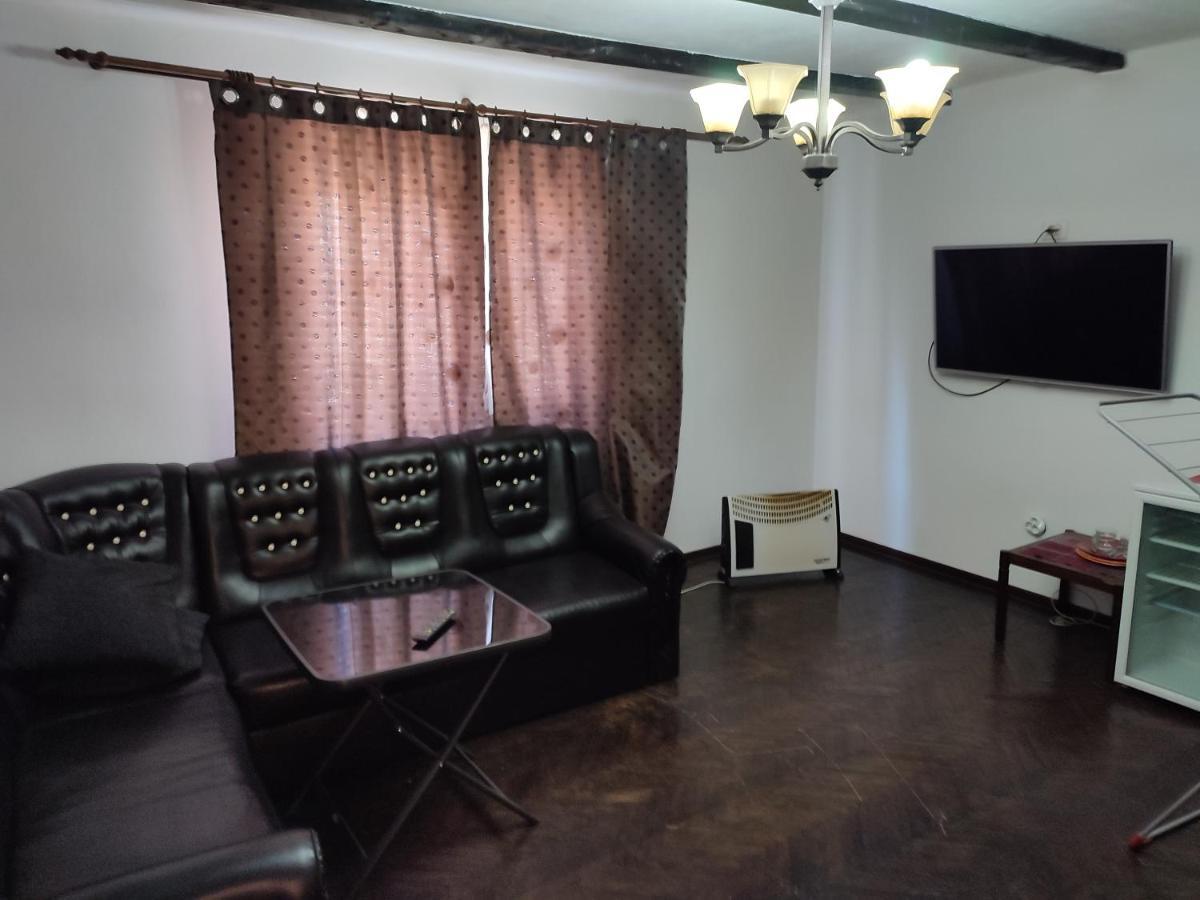 Отель Central House Куртя-де-Арджеш Экстерьер фото