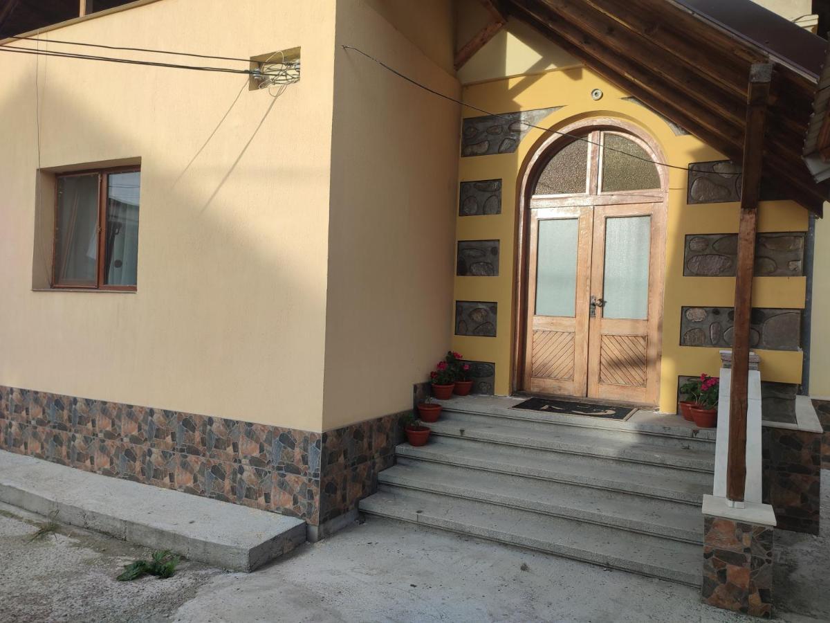 Отель Central House Куртя-де-Арджеш Экстерьер фото