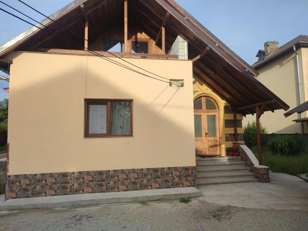 Отель Central House Куртя-де-Арджеш Экстерьер фото